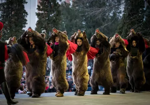 Femeia de afaceri din Bacău care la fiecare final de an joacă ursul. „Cu blana pe noi, toți suntem egali”