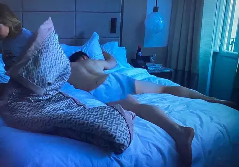 Ultimul episod din White Lotus, cenzurat în Rusia: cearceafuri albe peste fesele actorilor goi, cuvântul „gay” a fost tradus cu „bărbat”