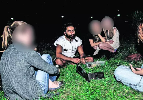 INVESTIGAȚIE. Jocuri, hrană și atenție. Metodele prin care activistul le ademenea pe fetele care îl acuză de abuz sexual. „Era un fel de miniorgie. Aveam 13 ani”