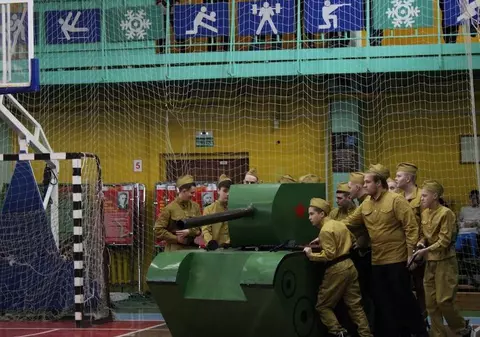 „Bătălia de la Kursk”, pusă în scenă de adolescenți ruși în sala de sport a Universității Tehnice Samara