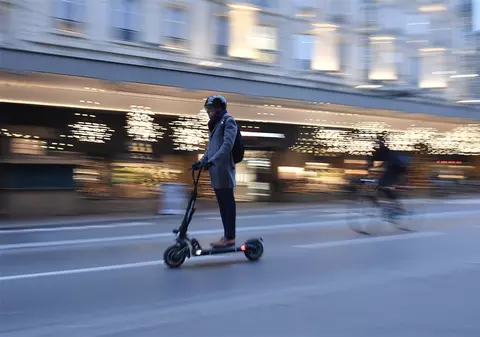 Locuitorii din Paris, chemați la vot pentru interzicerea trotinetelor electrice