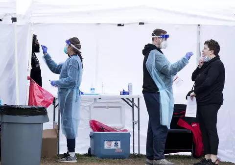 Cât de îngrijorătoare este Kraken, noua variantă COVID care se răspândește rapid în SUA și a ajuns și în Europa