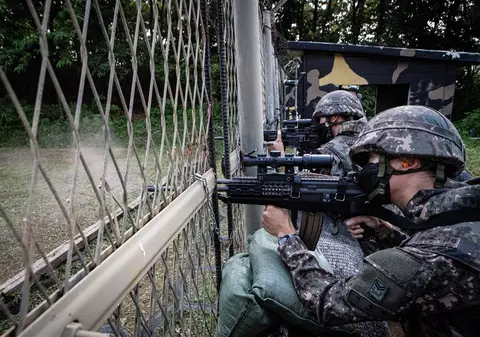 Un soldat sud-coreean a tras patru focuri de mitralieră lângă frontiera cu Coreea de Nord