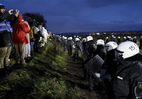 Confruntări între activiștii climatici care se opun extinderii unei exploatări de lignit și poliția care încearcă să-i evacueze, în Germania