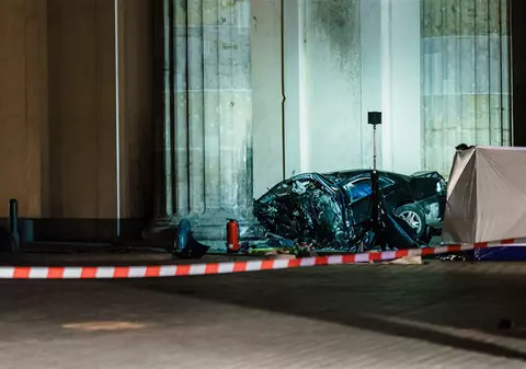 O maşină a intrat în Poarta Brandenburg din Berlin. Șoferul a murit
