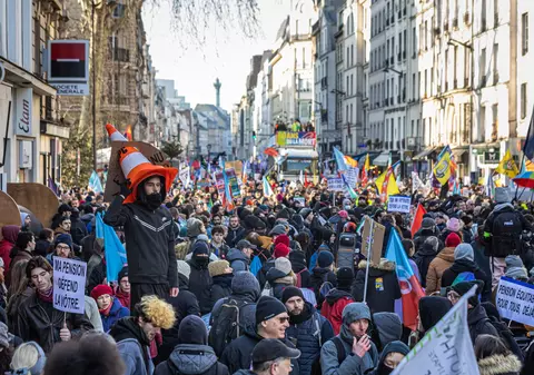 „Macron, suntem aici!”. Noi proteste la Paris, împotriva creșterii vârstei de pensionare