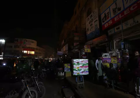 Pană de curent majoră în Pakistan. Aproape 220 de milioane de oameni, în întuneric după o defecțiune la rețeaua electrică