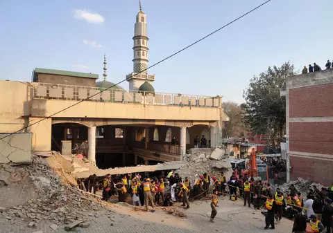 Bilanţul atentatului de la moscheea din cartierul general al poliției pakistaneze din Peshawar a ajuns la 83 de morţi