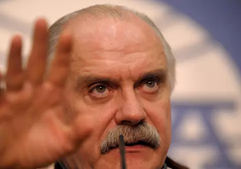 Regizorul Nikita Mihalkov, laureat al premiului Oscar, este internat în spital, anunță presa rusă. Unele canale media scriu că este în stare gravă