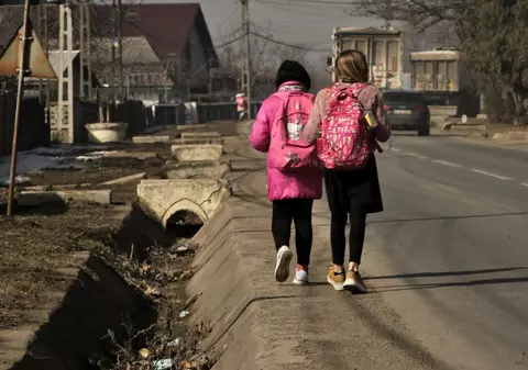 Să discutăm sincer despre copiii care nu mai vin la școală pentru că se căsătoresc. Cu isterie și urlat: „să li se ia copilul” nu rezolvăm nimic