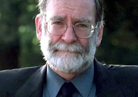 O firmă de asigurări de viață din Anglia și-a făcut reclamă cu imaginea unui criminal în serie. „Nu știi niciodată cine ar putea fi medicul tău”