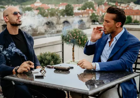 De ce îi admiră tinerii români pe frații Tate. „Au fost tatăl de care am avut nevoie ca să fiu un bărbat sănătos și puternic” 