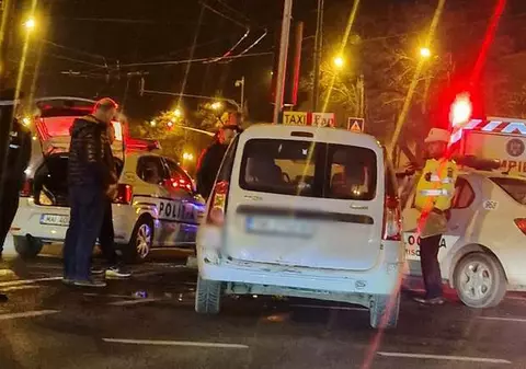 O mașină de poliție aflată în misiune, lovită de un taxi, la Timișoara. Momentul accidentului a fost filmat. VIDEO