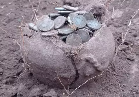 Vas getic plin cu monede romane, descoperit în județul Constanța