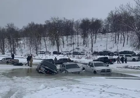 Mașinile pescarilor cad în lacul Pepin din SUA, după ce s-a rupt gheața sub ele