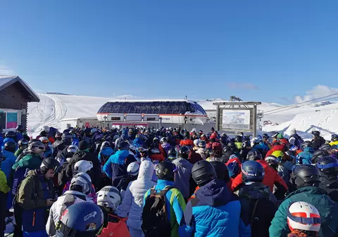 Amendă de 15.000 de lei dată de ANPC după aglomerația de la telegondola din Sinaia