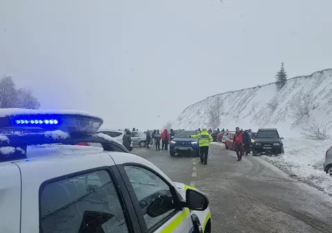Drumuri închise, TIR-uri care au derapat și zeci de mașini blocate în trafic, în sudul țării, din cauza ninsorilor abundente