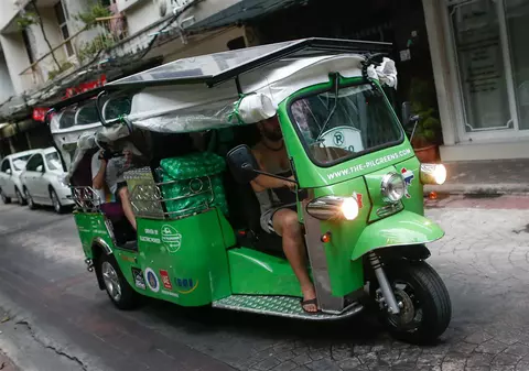 Tuk-tuk-urile din Thailanda vor fi înlocuite cu unele electrice, pentru a reduce poluarea