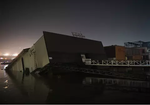 Un club de noapte plutitor s-a scufundat în timpul petrecerii de Revelion, la Belgrad | VIDEO