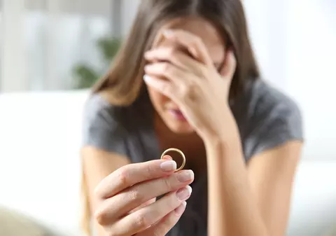 Ce înseamnă când visezi că divorțezi