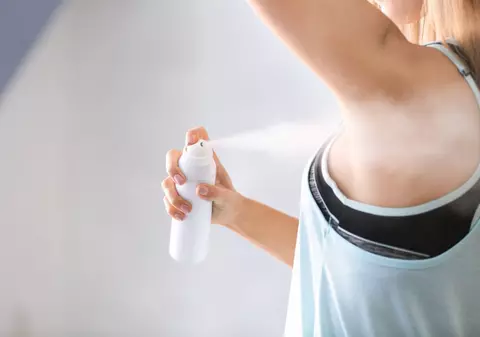 O fată de 14 ani din Anglia a murit după ce a inhalat deodorant. Părinții ei transmit acum un avertisment „pentru ca moartea ei să nu fie în zadar”