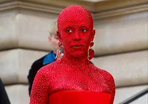 Doja Cat, apariție controversată la Paris Fashion Week. Și-a acoperit corpul cu peste 30.000 de cristale Swarovski
