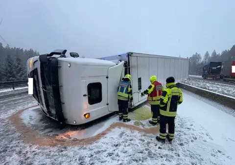În prima zi cu zăpadă în Germania, un șofer român a răsturnat camionul pe autostradă și a blocat tot traficul