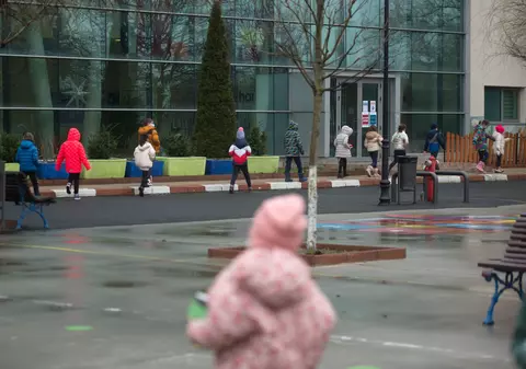 Școala reîncepe azi, cu triaj înaintea orelor. Ce alte măsuri au fost impuse din cauza valului de îmbolnăviri de gripă