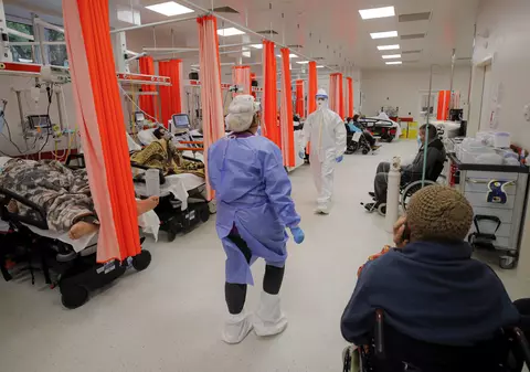 Primul caz de triplă contaminare, depistat la Iași. Un bărbat este internat la ATI cu gripă, COVID-19 și virus respirator sincițial