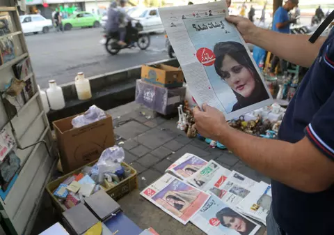 Autoarea unui interviu cu tatăl tinerei iraniene Mahsa Amini, care a murit în arestul Poliției, spune că a fost condamnată fără audiere