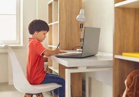 „Încontinuu” sau „în continuu”. Cum se scrie corect