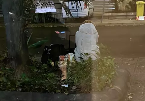 Fotografie cu o româncă aruncată în stradă de angajatorii ei, înainte de Anul Nou, în Italia: „Imaginea este crudă”