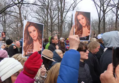 Lisa Marie Presley a fost înmormântată. Sute de persoane au mers la conacul care i-a aparținut lui Elvis ca să-i aducă un omagiu