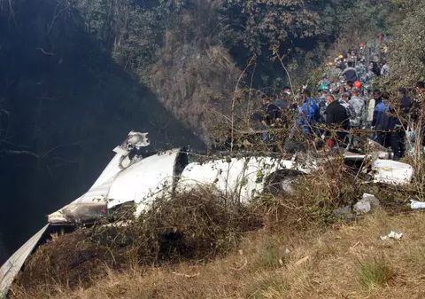 Cutiile negre ale avionului cu 72 de oameni la bord, prăbușit în Nepal, au fost găsite