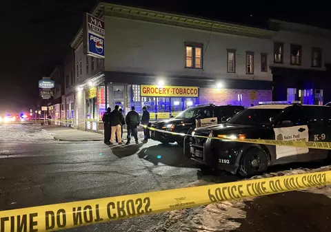 O persoană a murit și două au fost rănite într-o altercație dintr-o parcare din Minneapolis. Un suspect este în libertate