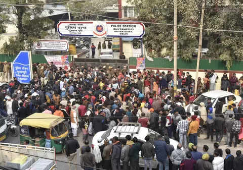 Revoltă în India, după ce o tânără a fost acroșată de o mașină și târâtă aproape o oră. „Muzica dată tare i-a acoperit țipetele”