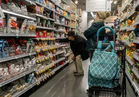 Aproape 50% dintre europeni spun că le-a scăzut nivelul de trai, pe fondul crizelor cu care se confruntă UE