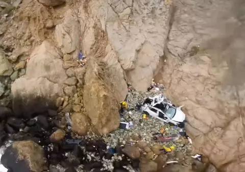 Un bărbat din California a zburat intenționat cu mașina sa Tesla de pe o stâncă, cu o femeie și doi copii la bord
