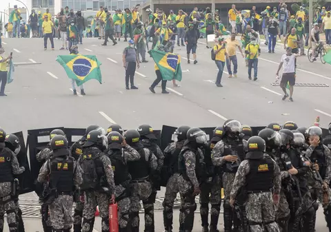 Revoltă în Brazilia. Peste 400 de oameni arestați după ce au intrat cu forța în principalele instituţii ale puterii