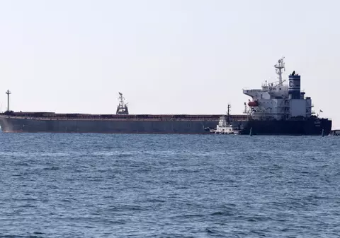 O navă încărcată cu cereale din Ucraina a eșuat în Canalul Suez. Situația traficului maritim