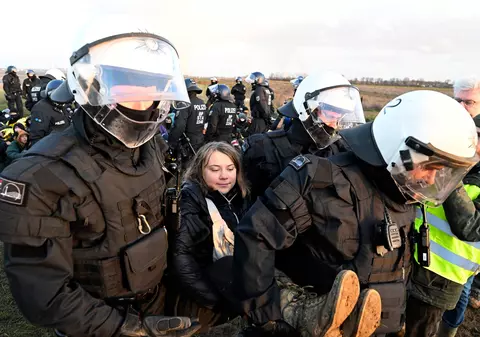 Greta Thunberg, săltată de polițiștii germani în timpul unui protest față de demolarea satului Luetzerath