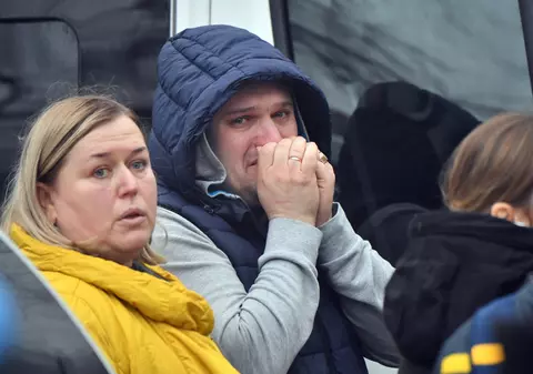 Imagini copleșitoare cu tatăl care plânge în hohote, după ce a aflat că soția și fiica lui au murit în grădinița din Brovarî