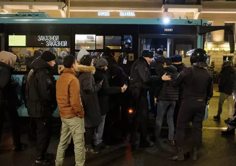 Poliția rusă a arestat aproape două mii de oameni în Piața Palatului din Sankt Petersburg, în noaptea de Anul Nou