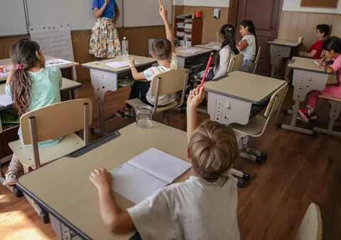 Ce salarii cer profesorii și cât câștigă în prezent. În loc de măriri, Guvernul le-a oferit stimulente și bonusuri