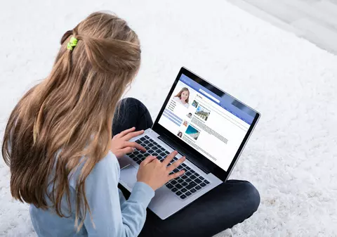 „Îmi petrec 99% din timp în fața calculatorului. Nu prea mă pricep să îmi fac prieteni”. Experiențele adolescenților pe rețelele sociale