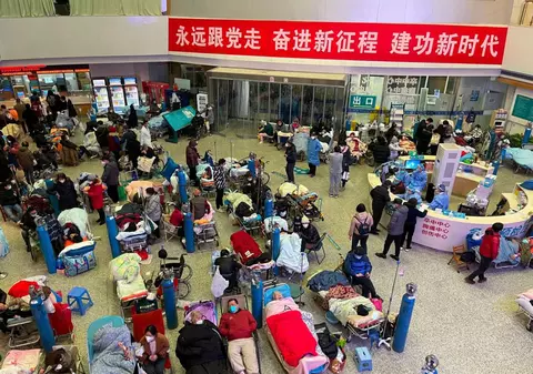 Haos în spitalele din Shanghai din cauza COVID. Un medic estimează că 70% din populația metropolei chineze este infectată