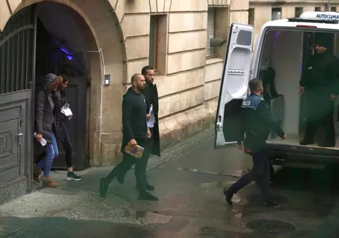 Frații Tristan și Andrew Tate rămân după gratii. Instanța a decis încă o lună de arest preventiv