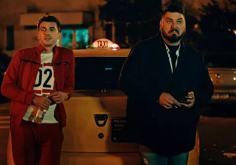 „Taximetriști” împacă „elitiștii” filmului de artă cu fanii filmului popular. Povestea care ne poartă prin toate clasele sociale