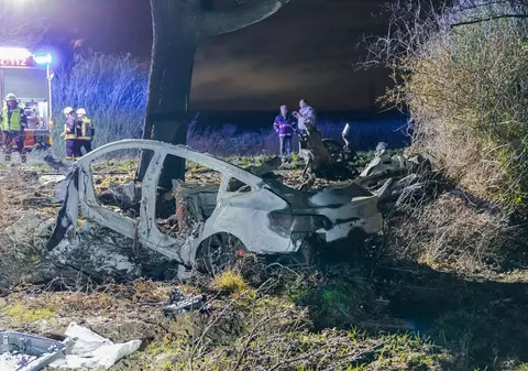 Bateriile unei mașini Tesla au explodat, după un accident pe o șosea din Germania. Șoferul a fost făcut scrum odată cu autoturismul