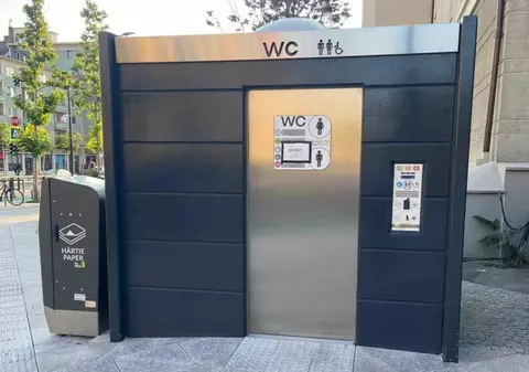 Primăria lui Emil Boc dă peste 200.000 de euro pe patru toalete publice. Sunt mai ieftine decât cele cumpărate acum doi ani